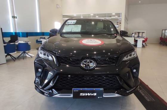 TOYOTA HILUX SW4 2.8 D-4D TURBO DIESEL DIAMOND 7L 4X4 AUTOMÁTICO