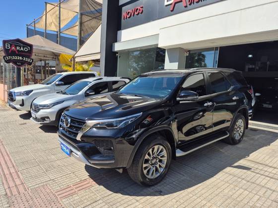 TOYOTA HILUX SW4 2.8 D-4D TURBO DIESEL SRX 7L 4X4 AUTOMÁTICO