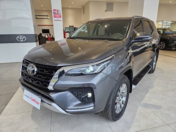 TOYOTA HILUX SW4 2.8 D-4D TURBO DIESEL SRX 7L 4X4 AUTOMÁTICO