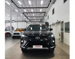 TOYOTA HILUX SW4 2.8 D-4D TURBO DIESEL SRX PLATINUM 7L 4X4 AUTOMÁTICO TOYOTA HILUX SW4 2.8 D-4D TURBO DIESEL SRX PLATINUM 7L 4X4 AUTOMÁTICO
