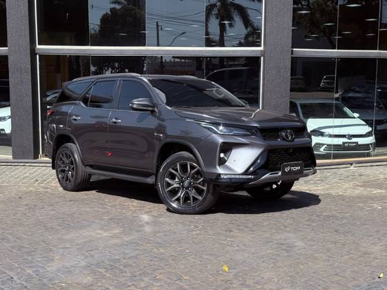 TOYOTA HILUX SW4 2.8 D-4D TURBO DIESEL SRX PLATINUM 7L 4X4 AUTOMÁTICO