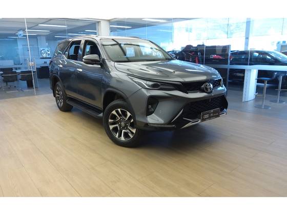 TOYOTA HILUX SW4 2.8 D-4D TURBO DIESEL SRX PLATINUM 7L 4X4 AUTOMÁTICO