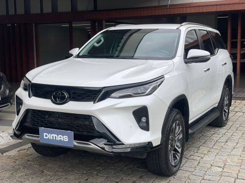 TOYOTA HILUX SW4 2.8 D-4D TURBO DIESEL SRX PLATINUM 7L 4X4 AUTOMÁTICO