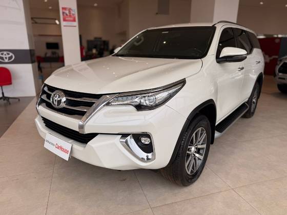 TOYOTA HILUX SW4 2.8 SRX 4X4 7 LUGARES 16V TURBO INTERCOOLER DIESEL 4P AUTOMÁTICO