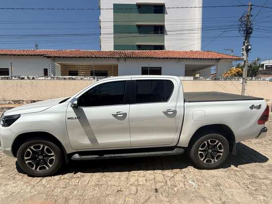TOYOTA-HILUX-2.8 D-4D TURBO DIESEL CD SRX 4X4 AUTOMÁTICO TOYOTA-HILUX-2025