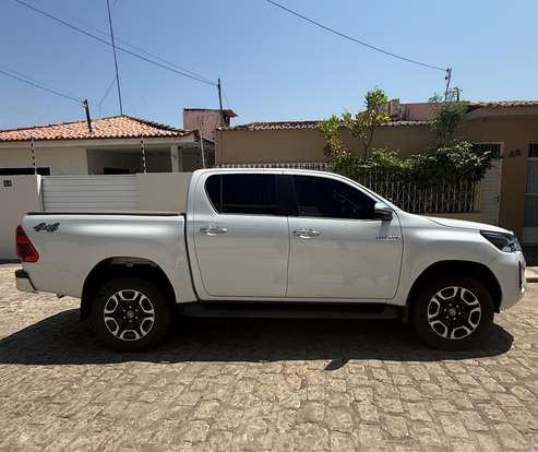 TOYOTA-HILUX-2.8 D-4D TURBO DIESEL CD SRX 4X4 AUTOMÁTICO TOYOTA-HILUX-2025