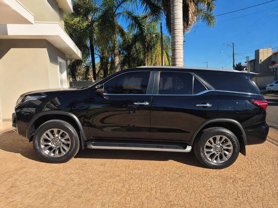 TOYOTA HILUX SW4 2.8 D-4D TURBO DIESEL SRX 7L 4X4 AUTOMÁTICO