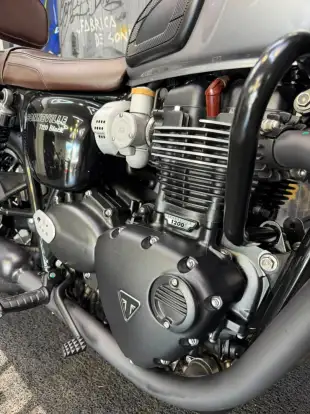 TRIUMPH-BONNEVILLE T120 BLACK 1200-2024