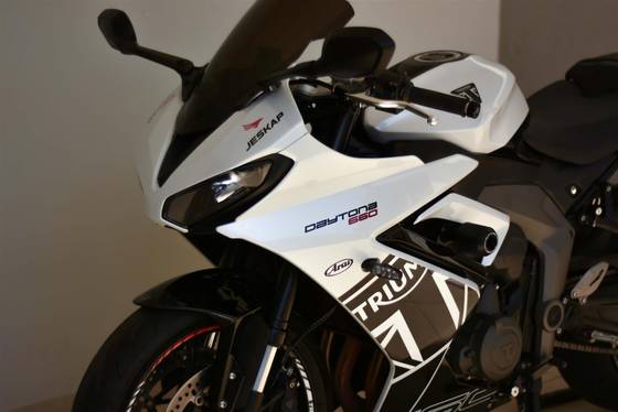 TRIUMPH DAYTONA 660 