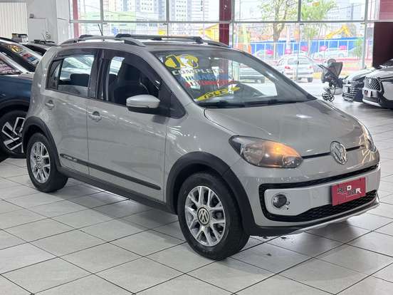 VOLKSWAGEN-CROSS UP-2015
