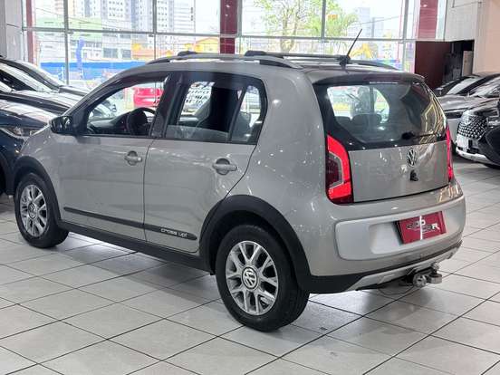 VOLKSWAGEN-CROSS UP-2015
