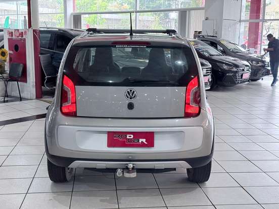 VOLKSWAGEN-CROSS UP-2015