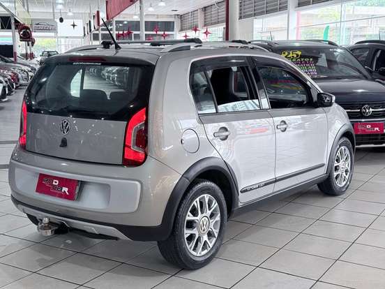 VOLKSWAGEN-CROSS UP-2015