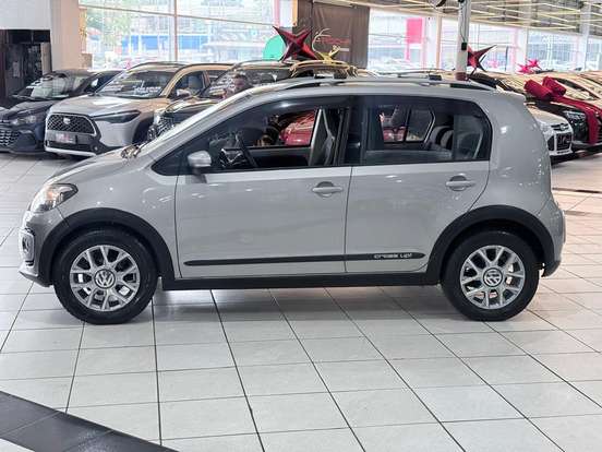 VOLKSWAGEN-CROSS UP-2015