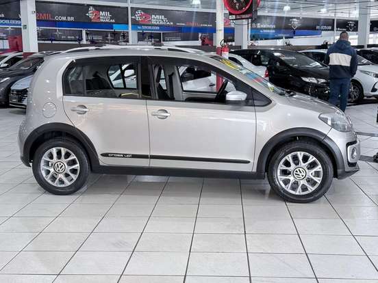 VOLKSWAGEN-CROSS UP-2015