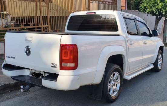 VOLKSWAGEN-AMAROK-2011