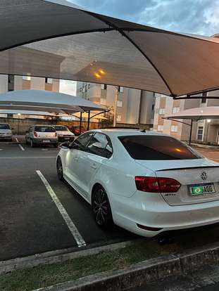 VOLKSWAGEN-JETTA-2012