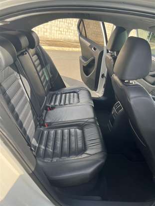 VOLKSWAGEN-JETTA-2012