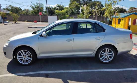 VOLKSWAGEN-JETTA-2.5 I 20V 170CV GASOLINA 4P TIPTRONIC VOLKSWAGEN-JETTA-2010
