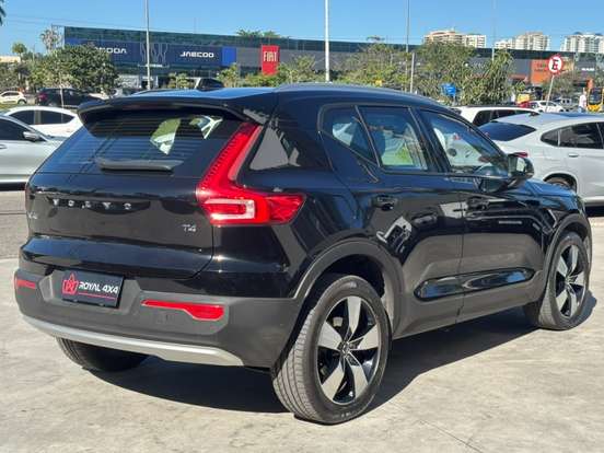 VOLVO-XC40-2020