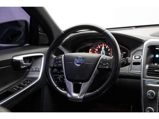 VOLVO-XC60-2015