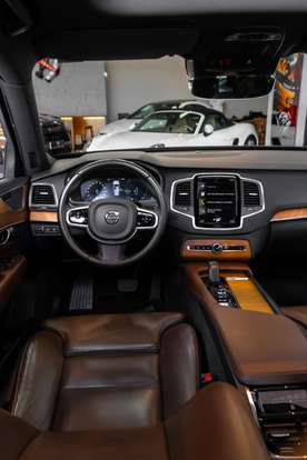 VOLVO-XC90-2021