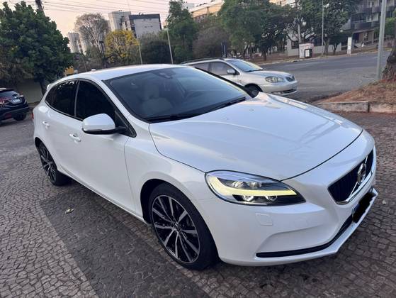 VOLVO V40 2.0 T4 MOMENTUM GASOLINA 4P AUTOMÁTICO
