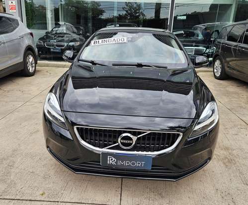 VOLVO-V40-2018