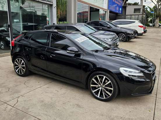 VOLVO-V40-2018