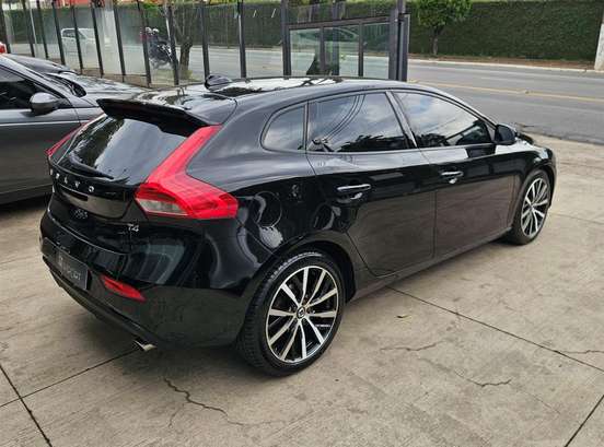 VOLVO-V40-2018