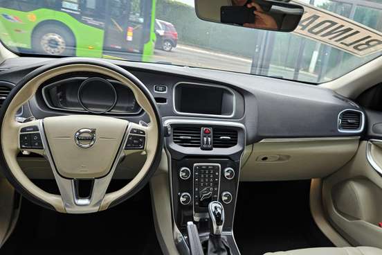 VOLVO-V40-2.0 T4 MOMENTUM GASOLINA 4P AUTOMÁTICO VOLVO-V40-2018