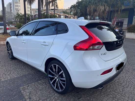 VOLVO-V40-2019