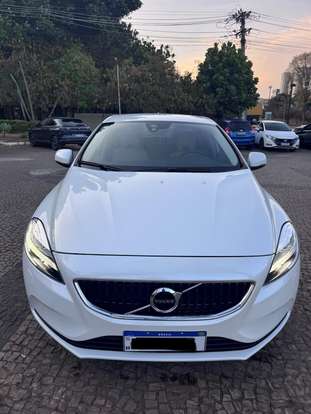VOLVO-V40-2019