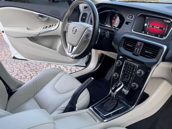 VOLVO-V40-2019