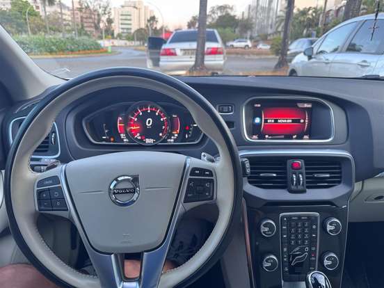 VOLVO-V40-2019