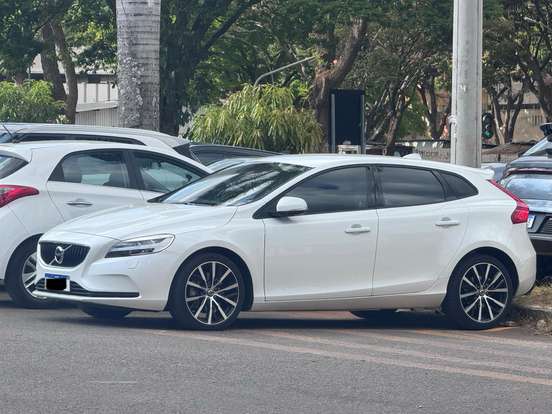 VOLVO-V40-2.0 T4 MOMENTUM GASOLINA 4P AUTOMÁTICO VOLVO-V40-2019