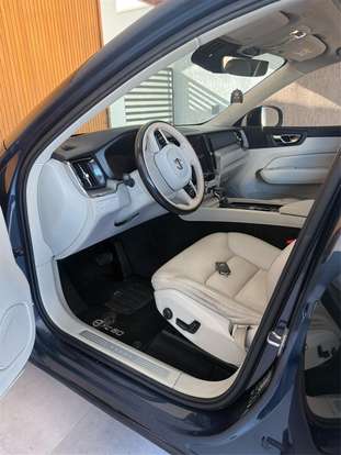VOLVO-XC60-2017
