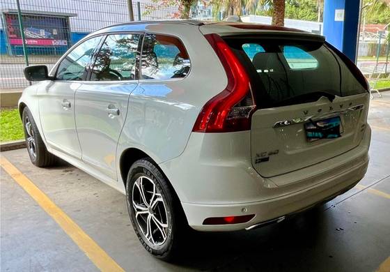 VOLVO XC60 2.4 D5 MOMENTUM DIESEL AWD 4P AUTOMÁTICO