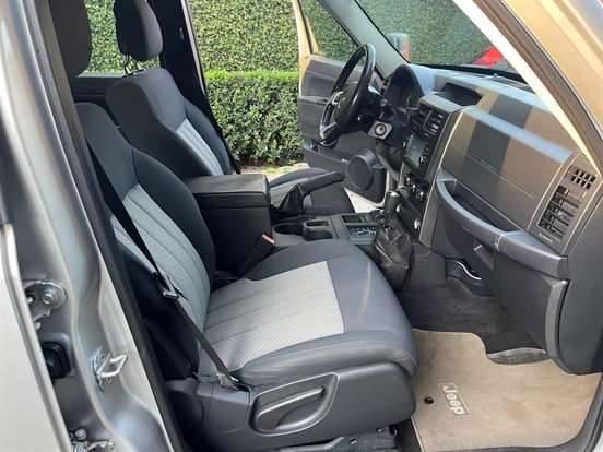 JEEP-CHEROKEE-2010