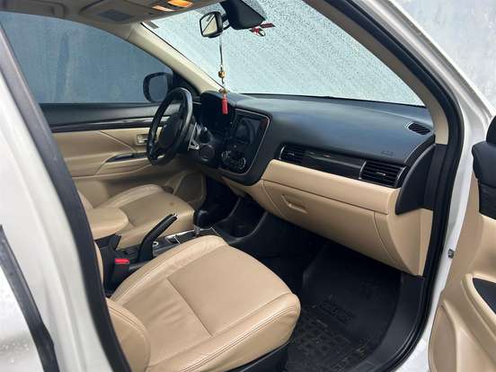 MITSUBISHI-OUTLANDER-2.2 4X4 16V DIESEL 4P AUTOMÁTICO MITSUBISHI-OUTLANDER-2015