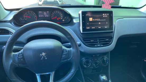 PEUGEOT-208-2018