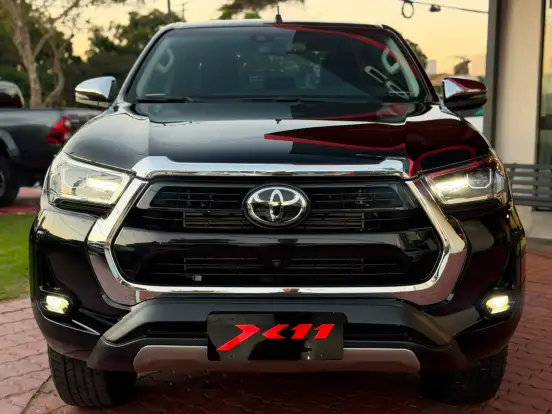 TOYOTA-HILUX-2.8 D-4D TURBO DIESEL CD SRX 4X4 AUTOMÁTICO TOYOTA-HILUX-2025