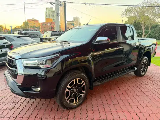 TOYOTA-HILUX-2.8 D-4D TURBO DIESEL CD SRX 4X4 AUTOMÁTICO TOYOTA-HILUX-2025