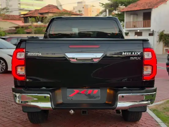 TOYOTA-HILUX-2.8 D-4D TURBO DIESEL CD SRX 4X4 AUTOMÁTICO TOYOTA-HILUX-2025