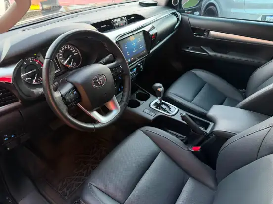 TOYOTA-HILUX-2.8 D-4D TURBO DIESEL CD SRX 4X4 AUTOMÁTICO TOYOTA-HILUX-2025