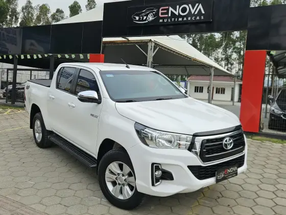 TOYOTA HILUX 2.8 SR 4X4 CD 16V DIESEL 4P AUTOMÁTICO TOYOTA HILUX 2.8 SR 4X4 CD 16V DIESEL 4P AUTOMÁTICO