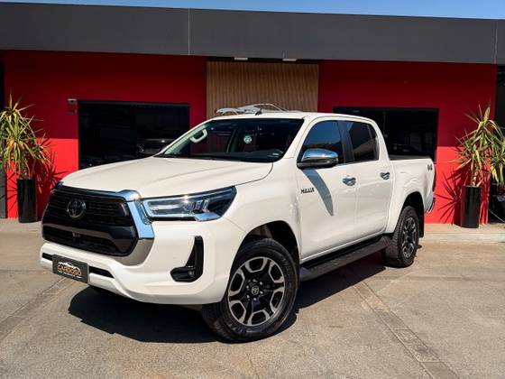TOYOTA HILUX 2.8 D-4D TURBO DIESEL CD SRX 4X4 AUTOMÁTICO