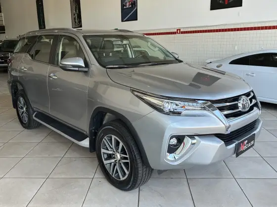 TOYOTA HILUX SW4 2.8 SRX 4X4 7 LUGARES 16V TURBO INTERCOOLER DIESEL 4P AUTOMÁTICO