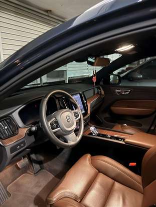 VOLVO-XC60-2023
