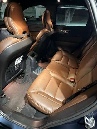 VOLVO-XC60-2023